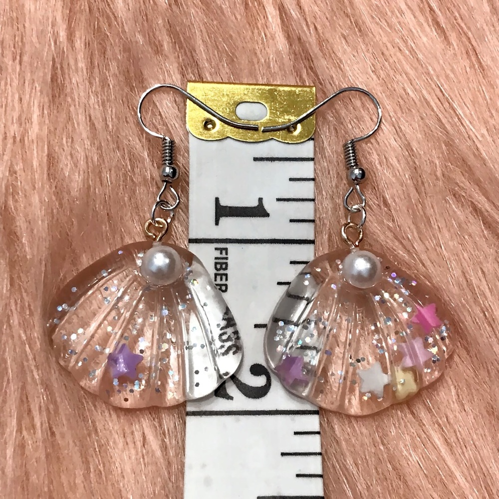 Handmade Clear Kawaii Glitter Star Confetti Resin Seashell Earrings - Picture 3 of 3